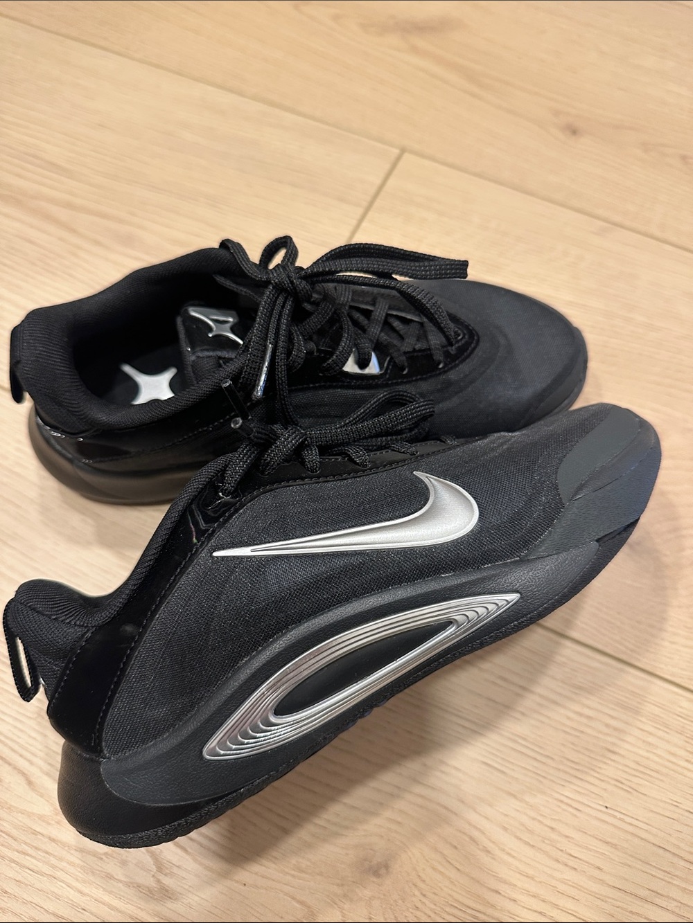 2.5Y Nike kids Black Silver Low-Profile Sneakers